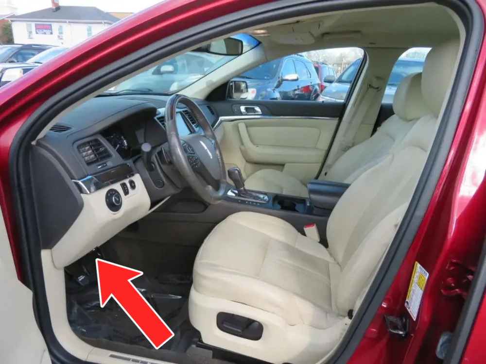 Lincoln MKS 2013-2016 Passenger Compartment Fuse Box Location