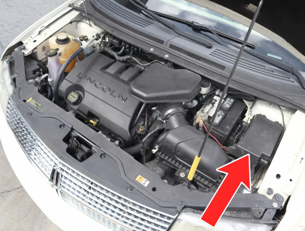 Lincoln MKX 2007-2010 Engine Compartment Fuse Box Location
