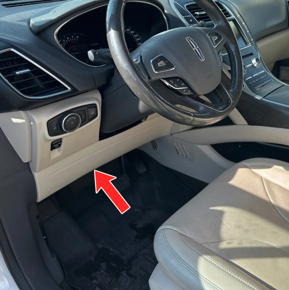Lincoln MKX 2016-2018 Passenger Compartment Fuse Box Location